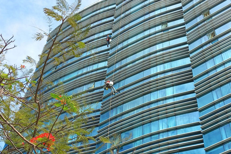 Vệ sinh kính cao tầng khách sạn Petro Hotel